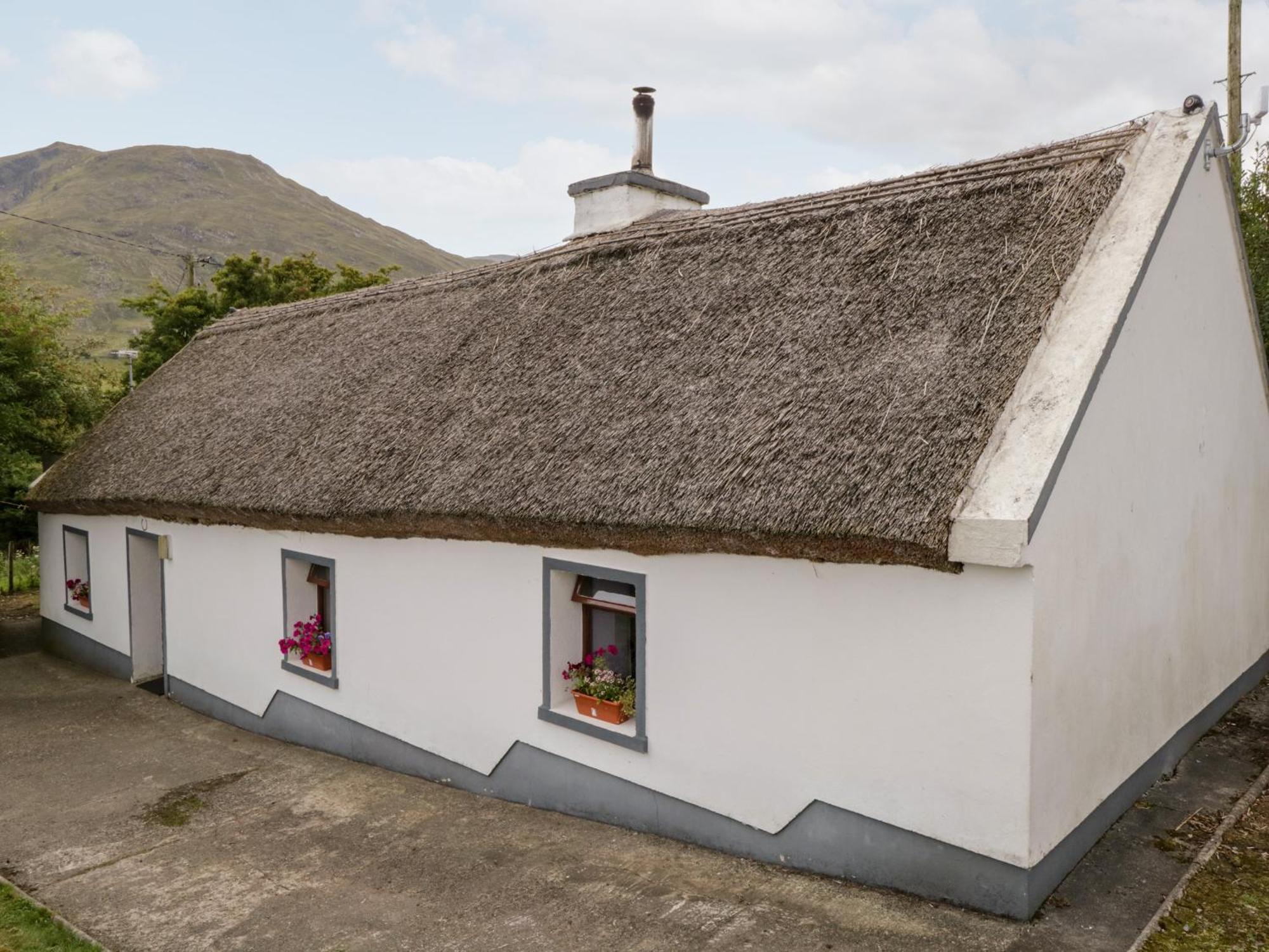 The Thatched Cottage Liscarney Exterior foto
